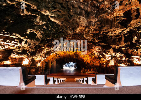 Konzertsaal im Jameos del Agua, geschaffen vom Künstler Cesar Manrique, Lanzarote, Kanarische Inseln. Stockfoto