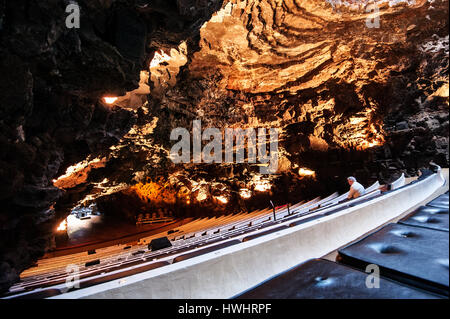 Konzertsaal im Jameos del Agua, geschaffen vom Künstler Cesar Manrique, Lanzarote, Kanarische Inseln. Stockfoto