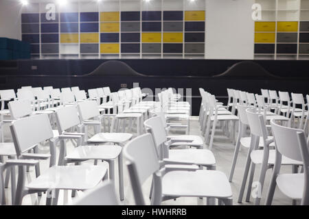 Leere Konferenzsaal in modernen Bildungseinrichtung Stockfoto