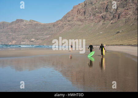 Reisen, Kanaren, Kanarische Inseln, Lanzarote: Surfer bin Playa de Famara. Stockfoto