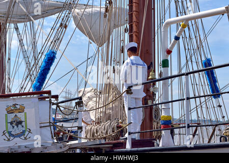 Letzten ruhigen Sie Minuten vor Beginn der Abreisetag groß Schiffe Rennen 2016 im Hafen von Antwerpen, Belgien am 10. Juli 2016 in Antwerpen, Belgien Stockfoto