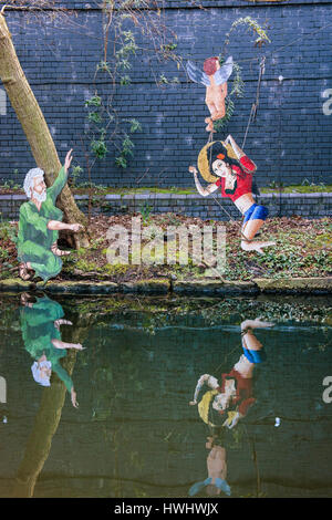 Regents canal Leinpfad mit Amy Winehouse Graffiti mit Cherub und Mann mit grauen Haaren in grün Stockfoto