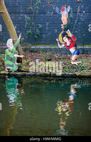 Regents canal Leinpfad mit Amy Winehouse Graffiti mit Cherub und Mann mit grauen Haaren in grün Stockfoto