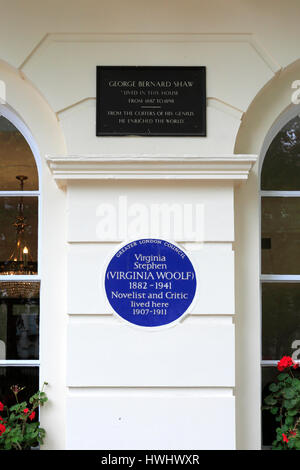 Blaue Plakette am Haus Shaw von 1887 bis 1898 und später von Virginia Woolf von 1907 bis 1911, Fitzroy Square, Central London, DEU Stockfoto