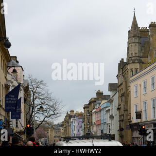 Belebte Straße in der Stadt. Stockfoto