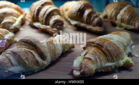 Croissants mit Schinken und Käse! Stockfoto