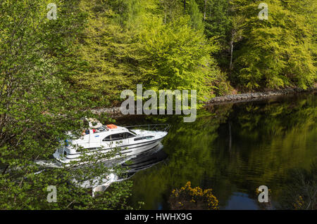 Motorboot Kreuzfahrt Laggan Avenue, Caledonian Canal, Highlands, Schottland, UK. Stockfoto