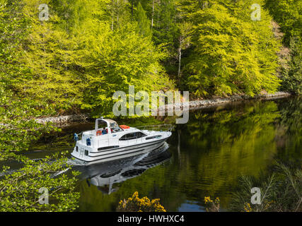 Motorboot Kreuzfahrt Laggan Avenue, Caledonian Canal, Highlands, Schottland, UK. Stockfoto