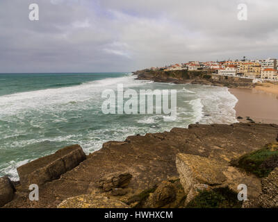 Praia Das Macas (Apple Beach) in Colares, Portugal, Ona Stromy Tag. Stockfoto