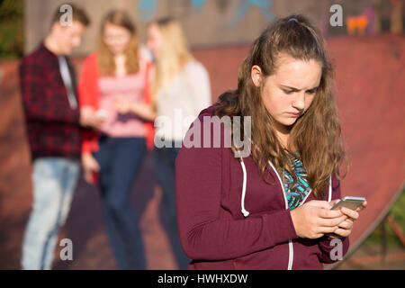 Teenager-Mädchen Opfer von Mobbing per SMS Stockfoto