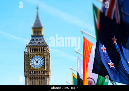 Miniaturisierte Schuss von Big Ben und Westminster-Palast mit Flaggen Stockfoto