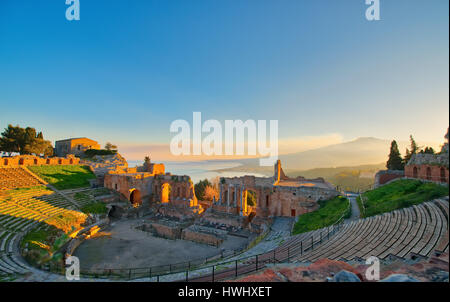 Antike Theater von Taormina Sizilien Italien mit ausbrechenden Vulkan Ätna bei Sonnenuntergang Stockfoto