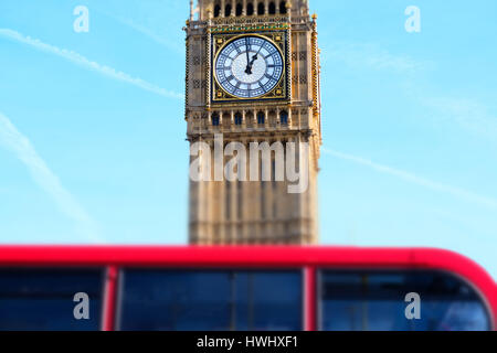 Minaturised Schuss von Big Ben mit roten Doppeldecker-Bus im Vordergrund Stockfoto