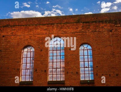 Bogenfenster reflektieren Himmel und Wolken Stockfoto