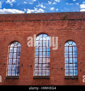 Bogenfenster reflektieren Himmel und Wolken Stockfoto