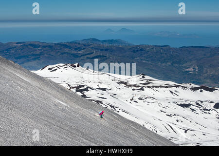 Skifahren auf dem Vulkan Ätna mit dem Hintergrund von Lipari Stromboli Äolischen Inseln Italien Stockfoto