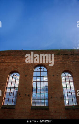 Bogenfenster reflektieren Himmel und Wolken Stockfoto