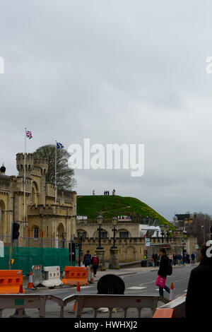 Blick auf die Oxford Castle Mound von am Straßenrand. Stockfoto