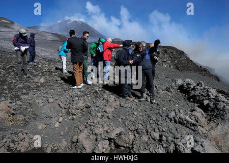 Gruppe von Touristen, die den Gipfel des Ätna in Sizilien, Süditalien, während der Eruption März 2017. UNESCO-Weltkulturerbe. Menschen in Ihrer Nähe Stockfoto