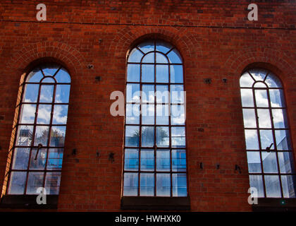 Bogenfenster reflektieren Himmel und Wolken Stockfoto