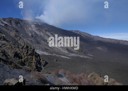 Blick auf den Krater, Lava, Rauch, Magma und geschmolzenen Felsen. März 2017 Eruption am Ätna auf Sizilien, Süditalien, der größte aktive Vulkan in Europa Stockfoto