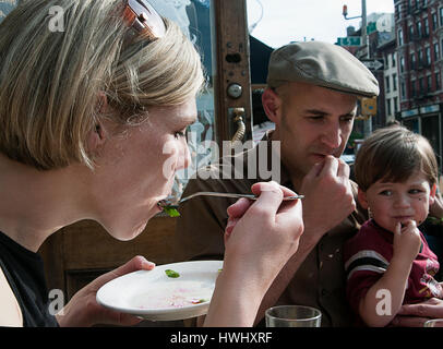 Eine Familie essen gehen in der East Village von Manhattan, New York City. Stockfoto