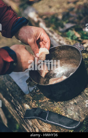 Zubereitung von Speisen am Lagerfeuer in wildes Campen Stockfoto