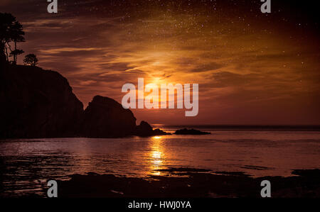 Coastal Sonnenuntergang tiefen Rot Stockfoto