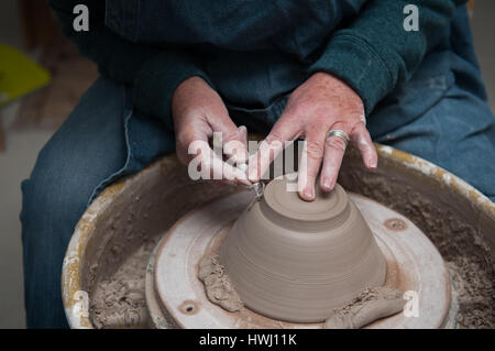 Womans Hände Keramik-Objekte in einer Keramikwerkstatt erstellen Stockfoto