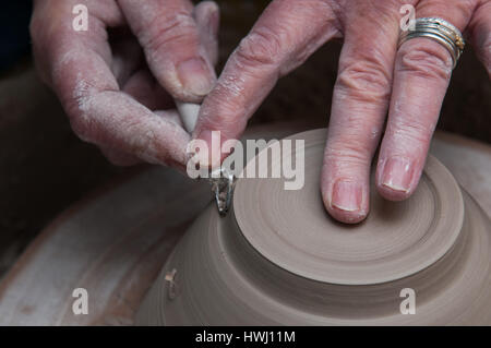 Womans Hände Keramik-Objekte in einer Keramikwerkstatt erstellen Stockfoto
