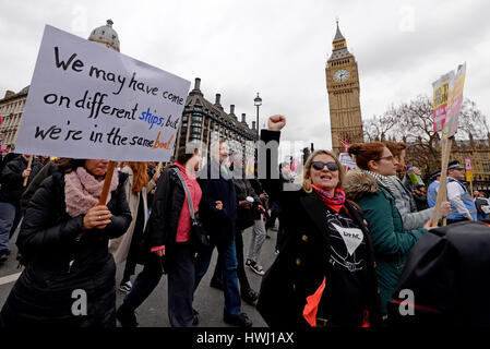 Eine Demonstration fand in London statt auf UN-Anti-Rassismus-Tag endet in Parliament Square. Stockfoto