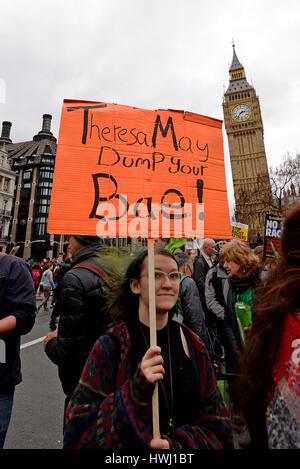 Theresa May/Donald Trump. Die Demonstration fand in London statt auf die Vereinten Nationen Anti Rassismus Tag im Parlament Platz. Stockfoto