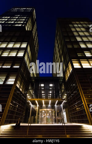 Niedrigen Winkel Foto Finanzen Gebäude in der Nacht Stockfoto