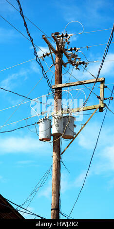 Bewegungsunschärfe in Philippinen elektrische Pole mit Transformator und verdrahten Sie den bewölkten Himmel Stockfoto