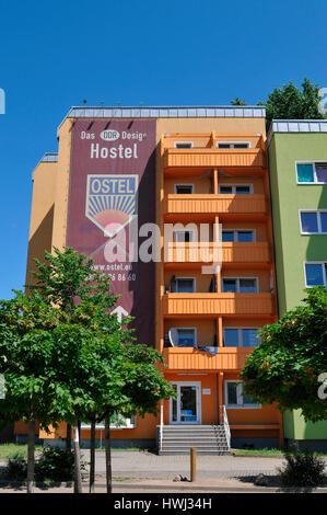 Hostel Ostel, Strasse der Pariser Kommune, Friedrichshain, Berlin, Deutschland Stockfoto