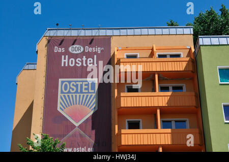 Hostel Ostel, Strasse der Pariser Kommune, Friedrichshain, Berlin, Deutschland Stockfoto