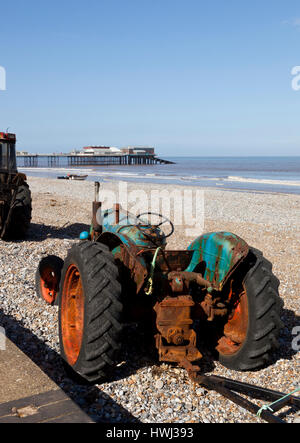 Traktoren am Cromer Beach in Norfolk England UK Stockfoto