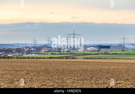 Landschaft rund um eine Stadt namens Kupferzell in Hohenlohe, einer Gegend in Süddeutschland am Abend Stockfoto