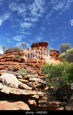 Rot geschichtete Klippen und Blue Sky im Kalbarri National Park unter blauem Himmel in Westaustralien Stockfoto