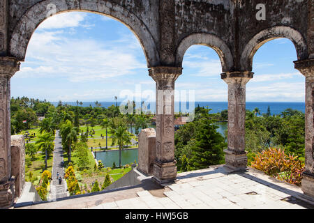 Panorama von Tirtagangga Wasser Palast Taman Ujung Bali, sonniger Tag, Meerblick Stockfoto