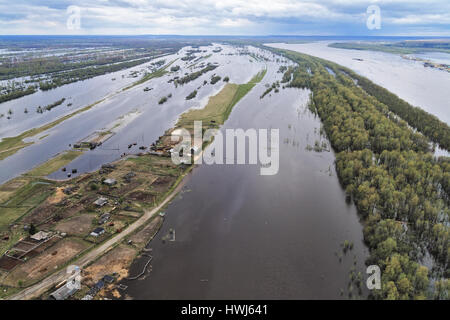 Luftaufnahme des sibirischen Fluss Irtysch im Frühjahr Hochwasser Stockfoto