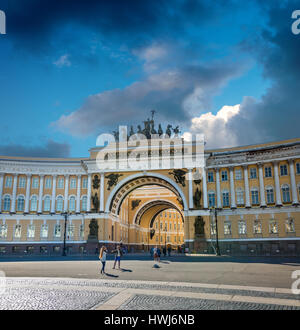 ST. PETERSBURG, Russland - 10. Juli 2016: Arch Gebäude - General Armee Personal in Sankt Petersburg, Russland. Klassizismus-Epoche Stil. Stockfoto