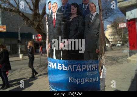 Wahlplakat auf einen Laternenpfahl in Kardschali, Bulgarien. Stockfoto