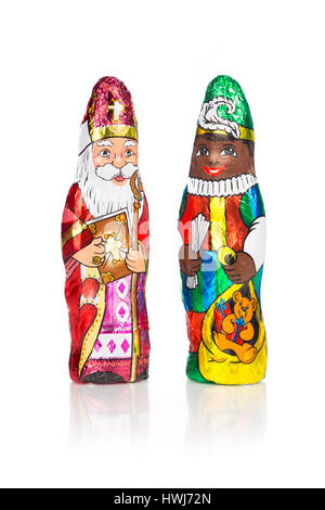 Nahaufnahme des Sinterklaas und schwarzen Pete. Sankt Nikolaus Schokolade Figur des niederländischen Charakter von Santa Claus.Isolated auf weißem Hintergrund. Stockfoto