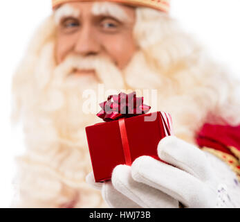 freundlichen Weihnachtsmann mit kleinen Geschenk. Selektiven Fokus auf der Seite mit Geschenk Stockfoto