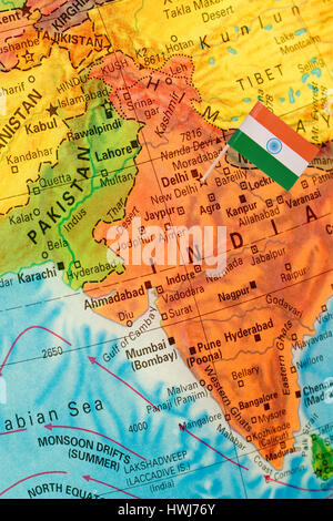 Karte mit Miniatur-Flag of India. Selektiven Fokus auf indischen Flagge. Stockfoto