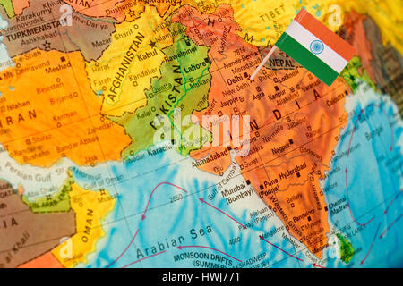 Karte mit Miniatur-Flagge der India.Selective Schwerpunkt der indischen Flagge. Hintergrundbeleuchtung Beleuchtung Stockfoto