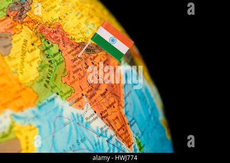 Karte mit Miniatur-Flagge der India.Selective Schwerpunkt der indischen Flagge. Hintergrundbeleuchtung Beleuchtung Stockfoto