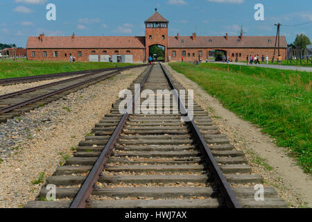 Bahngleise, Torhaus, Konzentrationslager, Auschwitz-Birkenau, Auschwitz, Polen Stockfoto