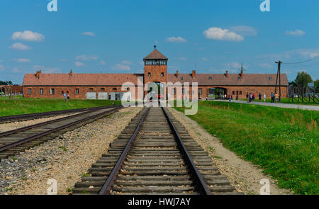 Bahngleise, Torhaus, Konzentrationslager, Auschwitz-Birkenau, Auschwitz, Polen Stockfoto